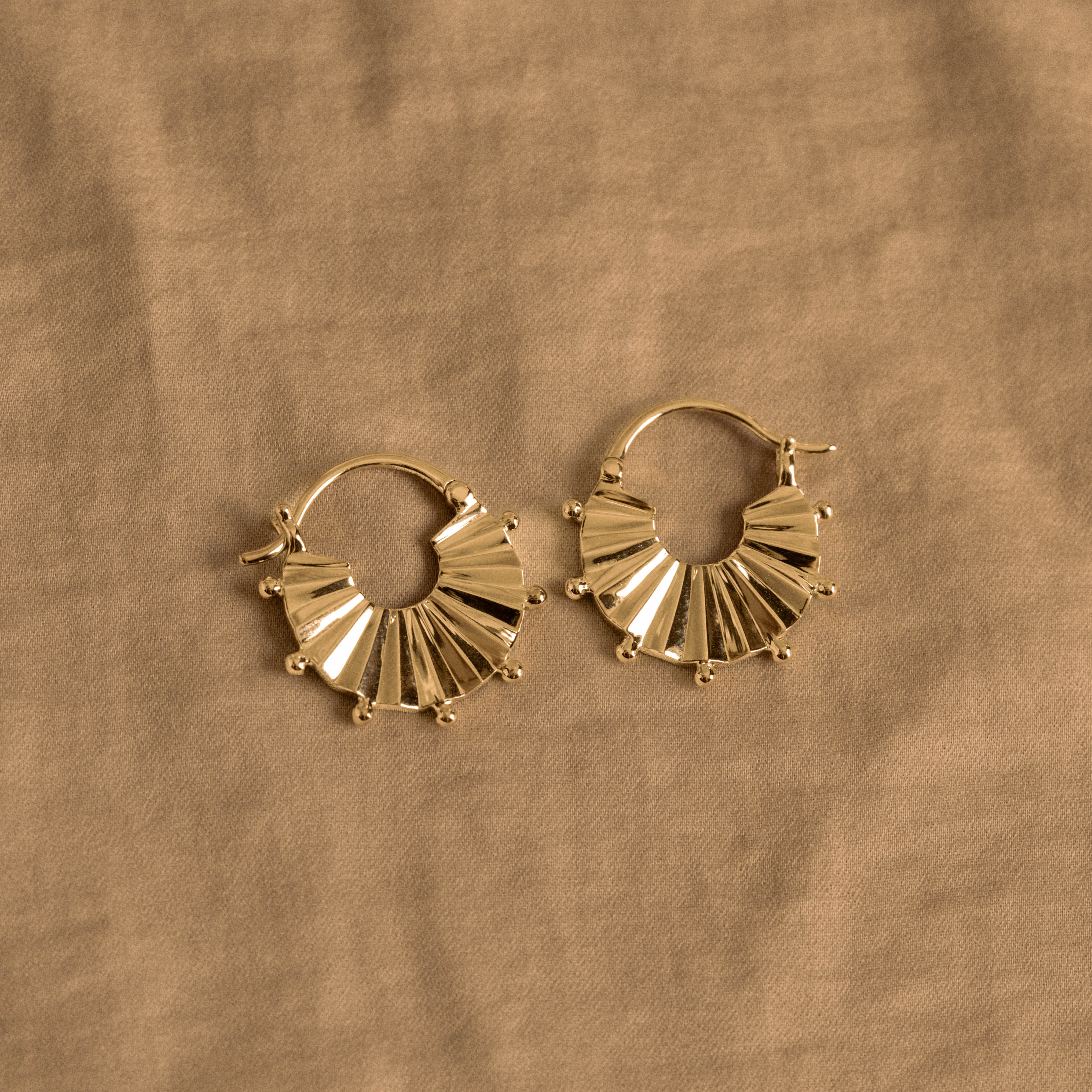 14K Yellow Gold Fluted Hoop Earrings – QUEEN MAY