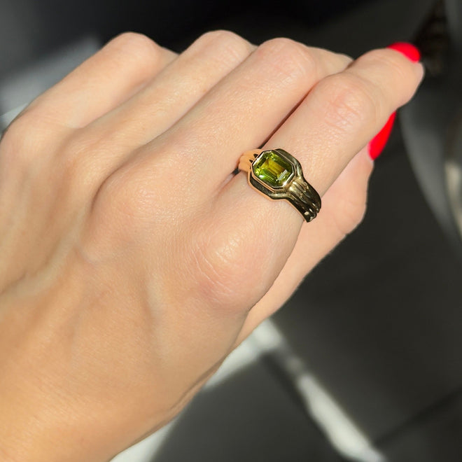 Vintage 18K Yellow Gold 1 Carat Peridot Bezel Ring - Queen May