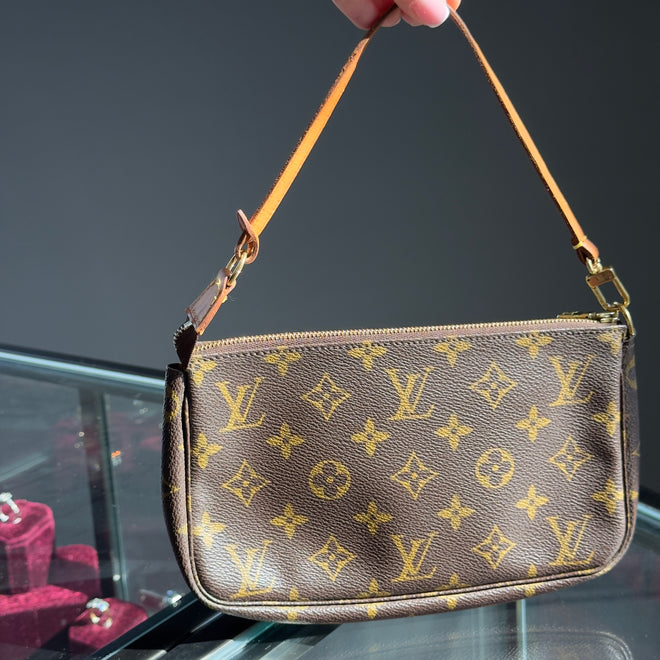 Louis Vuitton Pochette Monogram - Queen May