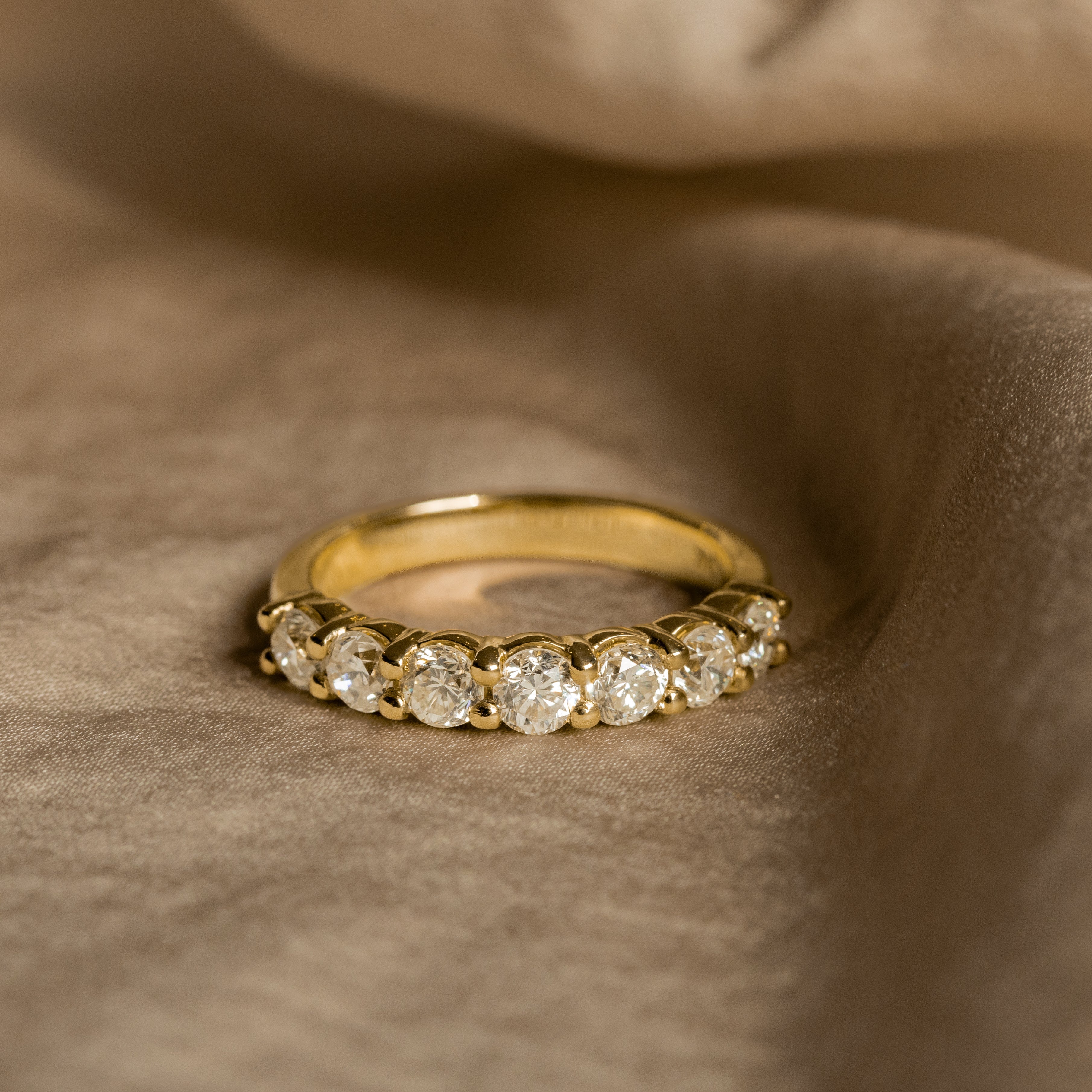 Round stone clearance wedding band